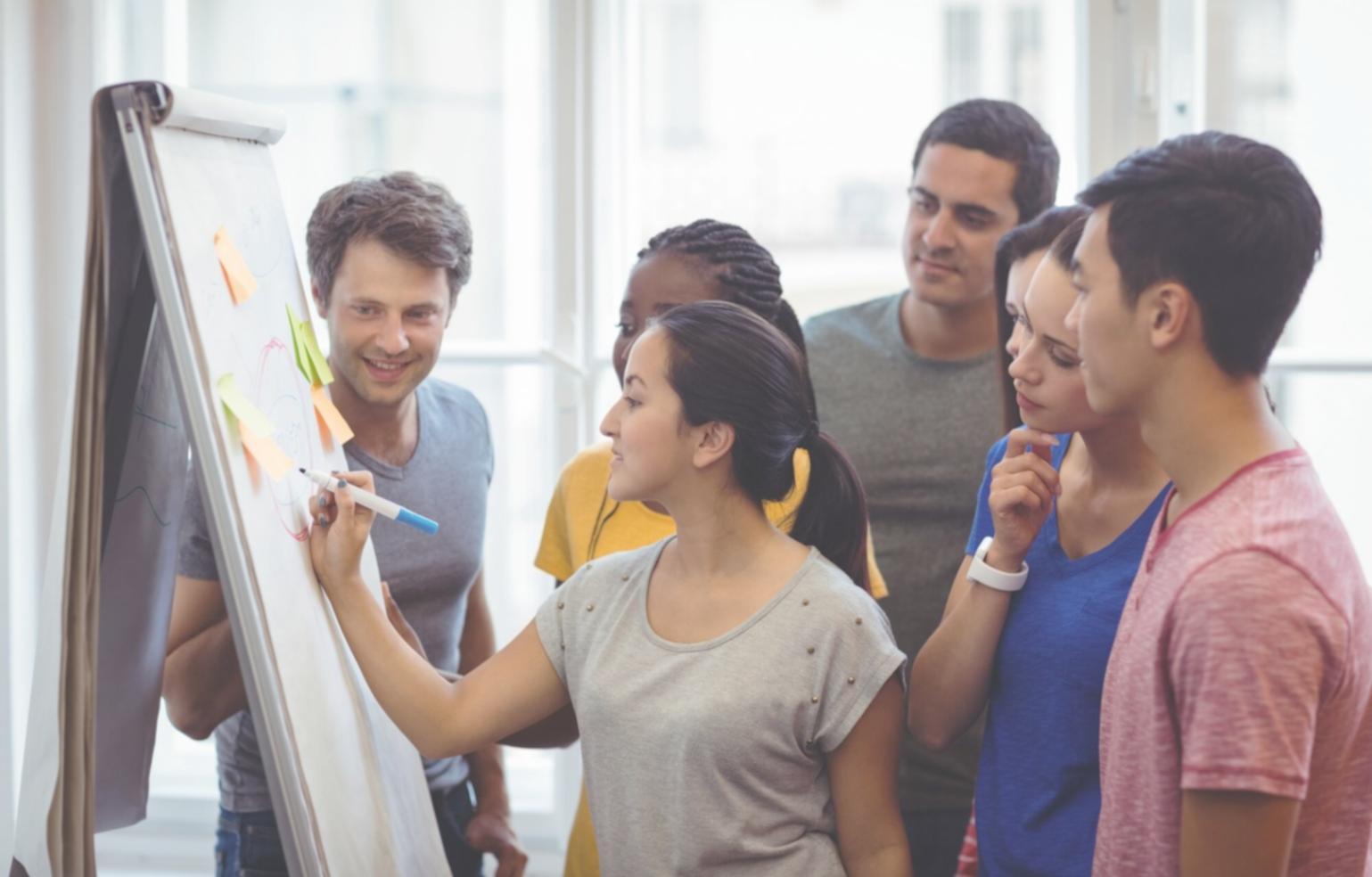 Analyse de documents financiers sur un bureau moderne