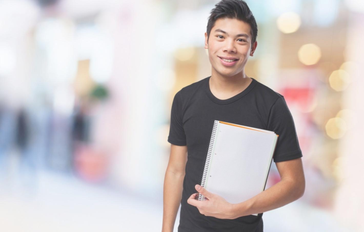 Session de formation avec tableaux financiers et graphiques d'analyse