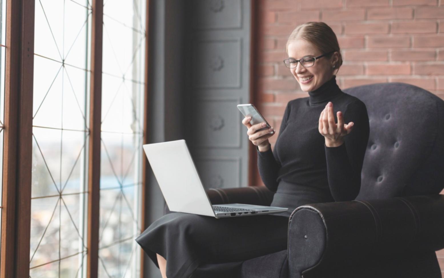 Graphiques financiers et données analytiques sur écran d'ordinateur