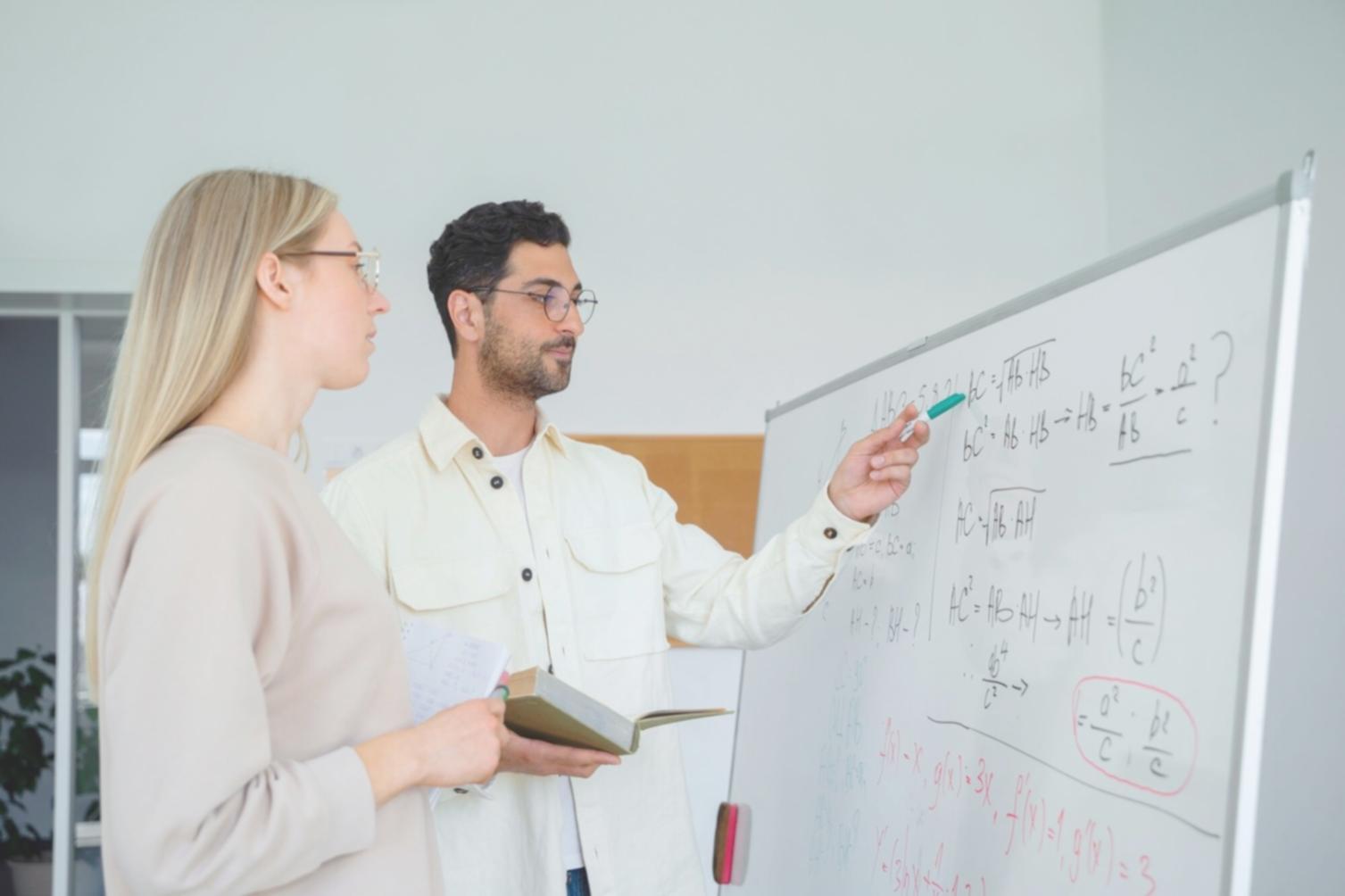 Environnement de travail moderne avec documents financiers et ordinateur